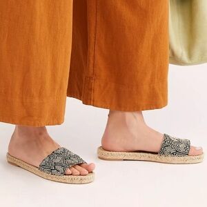 NWOT 7.5 Free People Beach front Black-White Woven boho woman casual woman Slide